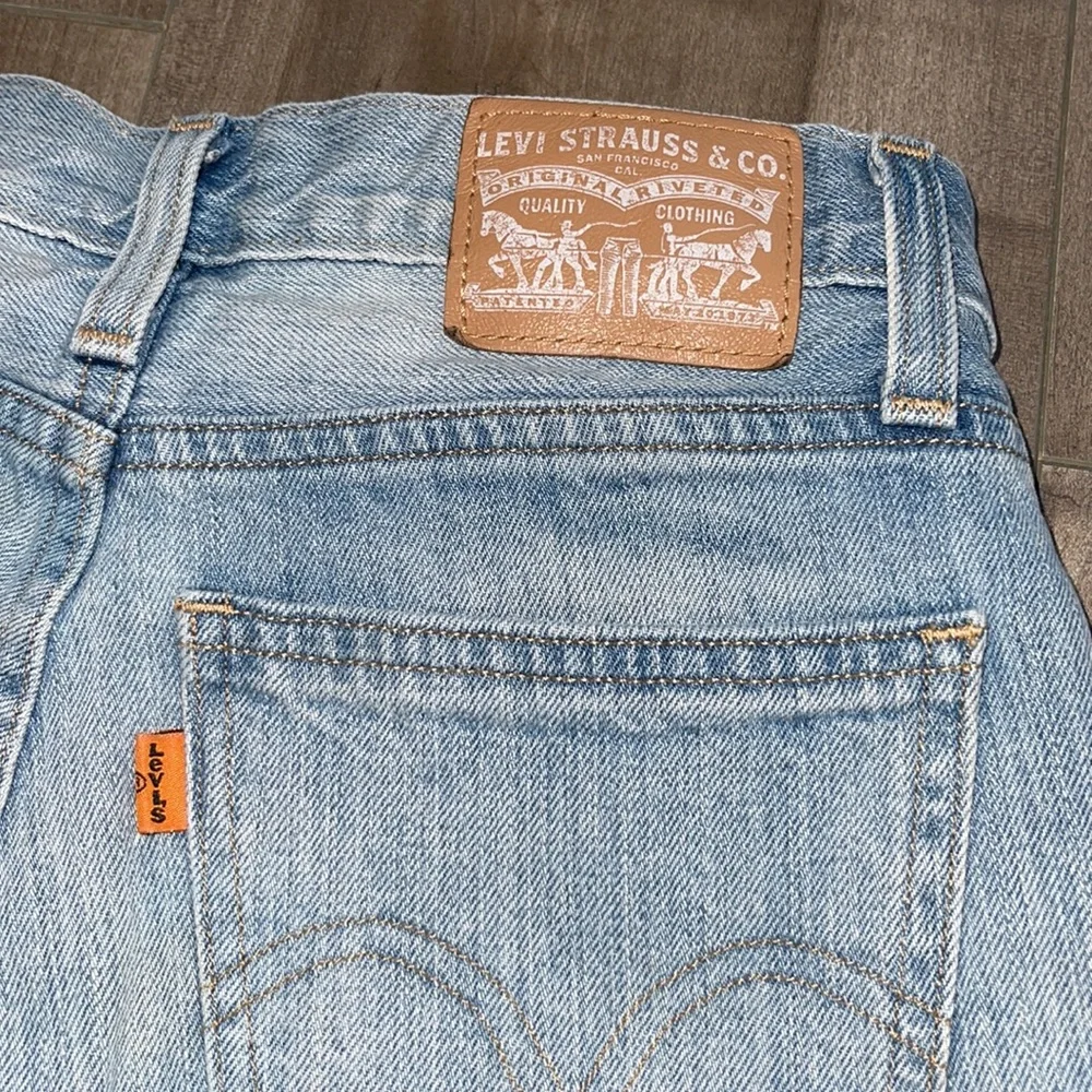 ❣️SOLD❣️Levis Highwaisted Denim Shorts - Picture 3 of 5